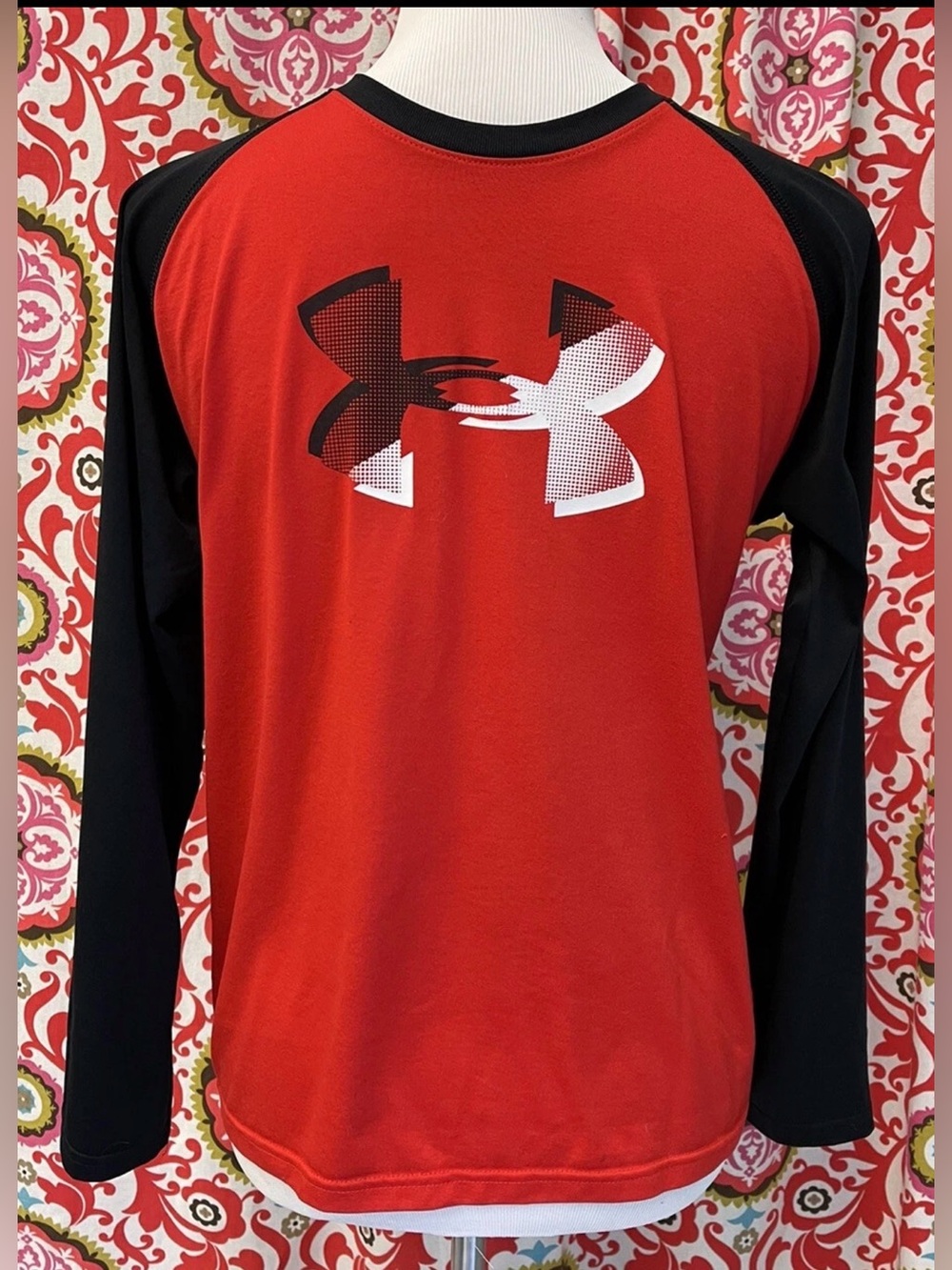 Under Armour Boys Red Black Loose Fit Hear Gear Shirt